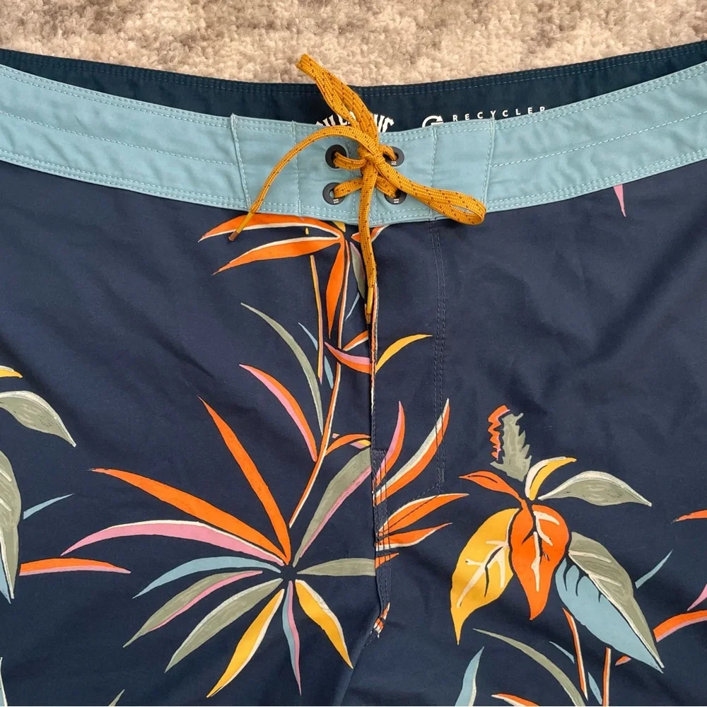 Billabong Sundays Pro Boardshorts Men’s Size 40 Navy Tropical Bird of Paradise